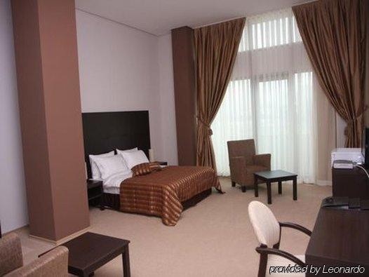 Royal Park Hotel Баку Стая снимка